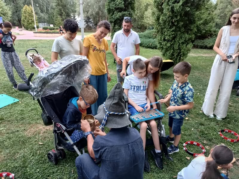 Copii si familii participand la o activitate in aer liber