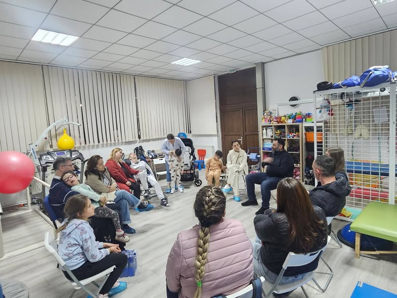 Parinti si copii participand la o intalnire in centrul Deschidem Inimi